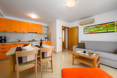 Kitchen or kitchenette, Living room, Seating area, Dining area, air conditioner