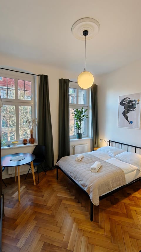 Bed, Photo of the whole room, Bedroom, towels