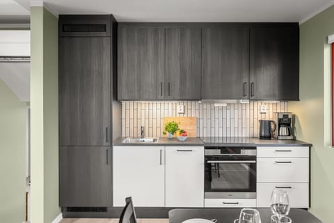 Coffee/tea facilities, Kitchen or kitchenette, oven, stove, toaster