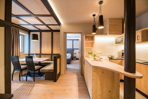 Kitchen or kitchenette, Dining area