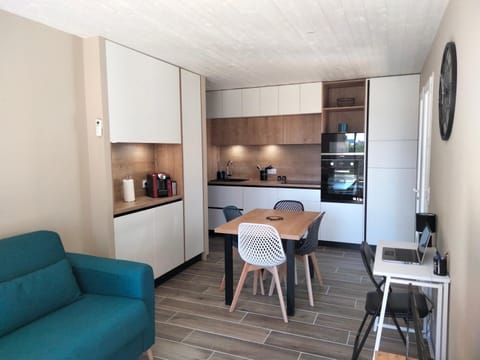 Coffee/tea facilities, Kitchen or kitchenette, Living room, Seating area, Dining area, oven, stove, toaster