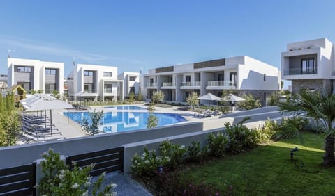 Property building, Garden, Swimming pool