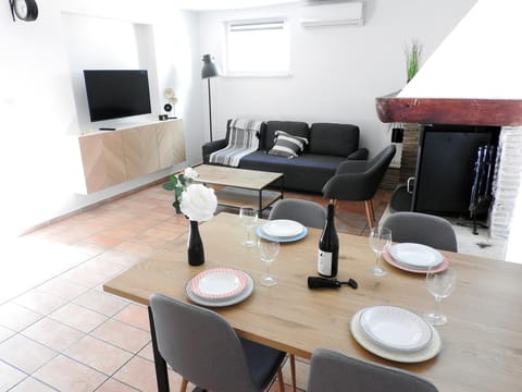 Communal lounge/ TV room, Living room, air conditioner