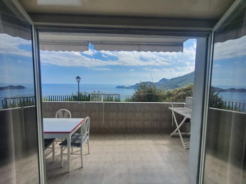 Day, Natural landscape, View (from property/room), Balcony/Terrace, Dining area, Sea view