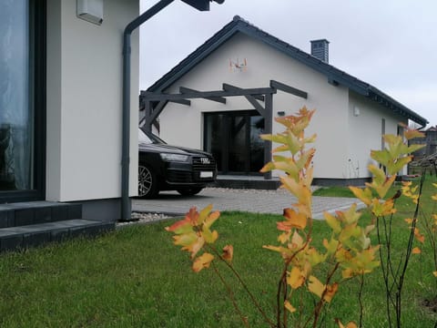 Property building, Garden, Parking