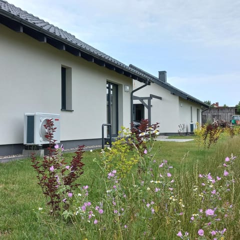 Property building, Day, Garden, Garden view
