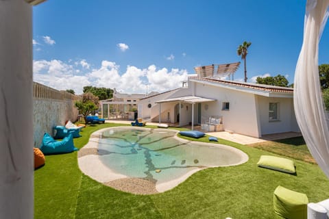 Property building, Garden, Swimming pool