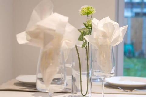 New stylish 4 bed house moments from Clacton beach House in Clacton-on-Sea