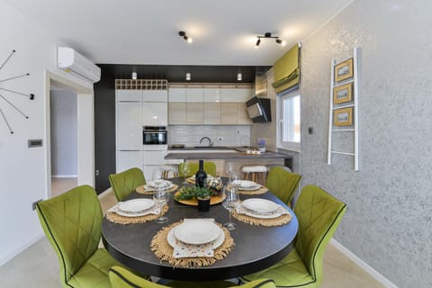 Kitchen or kitchenette, Dining area, kitchen