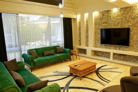 Communal lounge/ TV room, TV and multimedia, Living room, Seating area, Evening entertainment