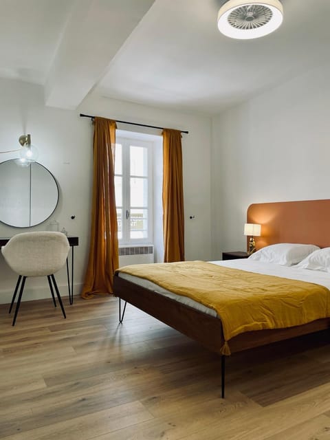 Photo of the whole room, Bedroom