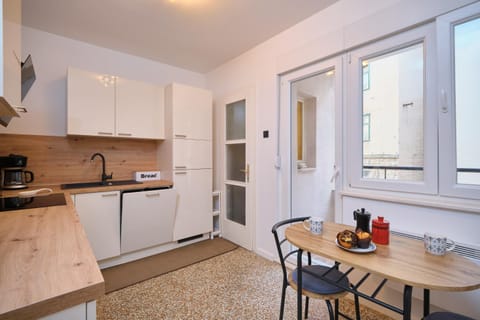 Coffee/tea facilities, Kitchen or kitchenette, Dining area, Communal kitchen