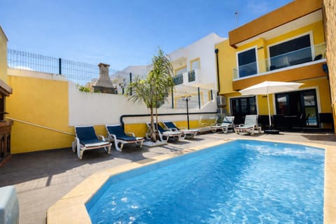 Swimming pool, sunbed