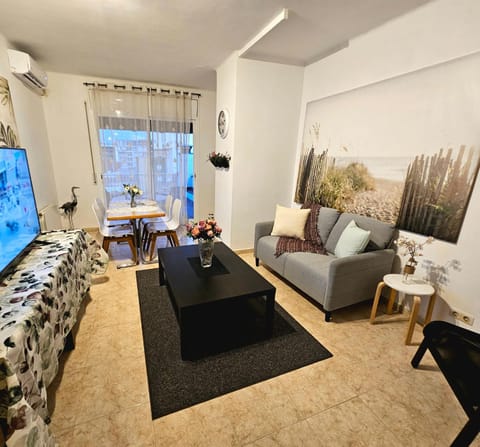 Communal lounge/ TV room, TV and multimedia, Living room, Seating area, Dining area