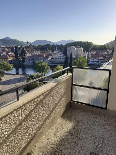 Balcony/Terrace, Mountain view