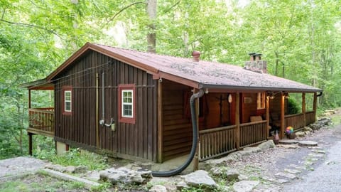 Secluded 3BR 1BA Cabin for Cozy Living Cabin in Center Hill Lake