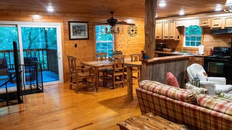Secluded 3BR 1BA Cabin for Cozy Living Cabin in Center Hill Lake