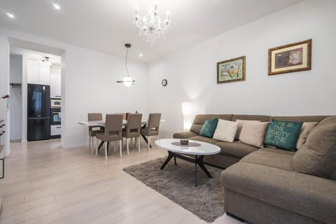 Living room, Photo of the whole room, Seating area, Dining area
