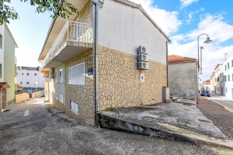Property building, Facade/entrance, Neighbourhood, Street view, Location