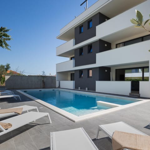 Property building, Balcony/Terrace, Pool view, Swimming pool, sunbed