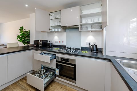 Coffee/tea facilities, Kitchen or kitchenette, dishwasher, oven, toaster