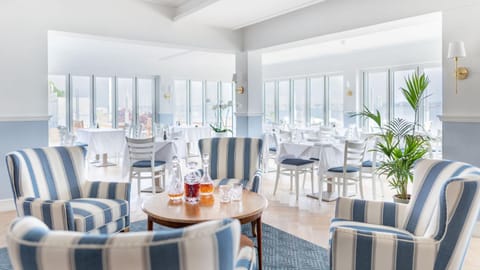 Restaurant/places to eat, Restaurant/places to eat, Coffee/tea facilities, Lounge or bar, Food and drinks, Seating area, Drinks