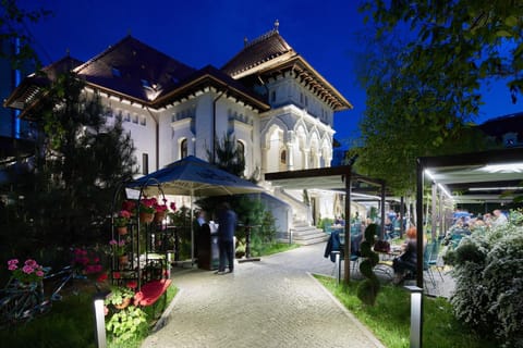Property building, Restaurant/places to eat, Facade/entrance, Garden