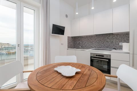 TV and multimedia, Kitchen or kitchenette, Living room, Dining area, pet friendly, stove
