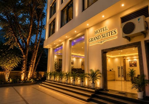 Property building, Facade/entrance, Night, Property logo or sign, Logo/Certificate/Sign, Text overlay, Street view