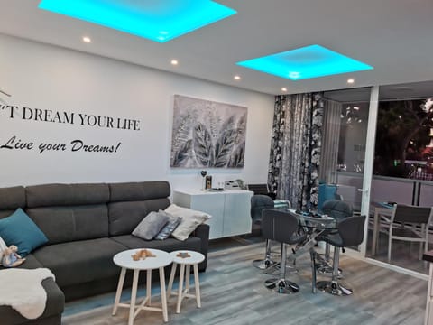 Patio, Communal lounge/ TV room, TV and multimedia, Balcony/Terrace, Seating area