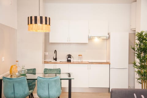 Coffee/tea facilities, Kitchen or kitchenette, Dining area, stove