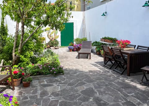 Patio, Day, Garden, Floor plan, Dining area, Garden view