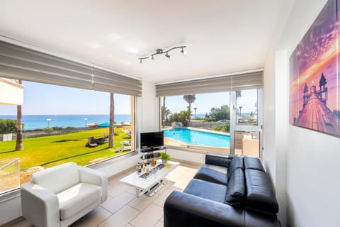 Living room, Garden view, Pool view, Sea view