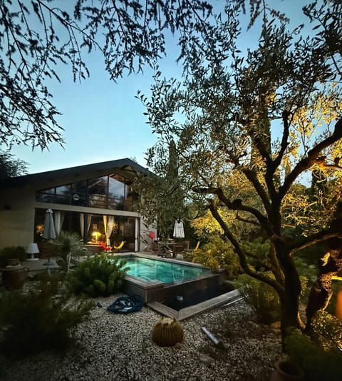 VILLA Nîmes tourmagne PISCINE Villa in Nimes