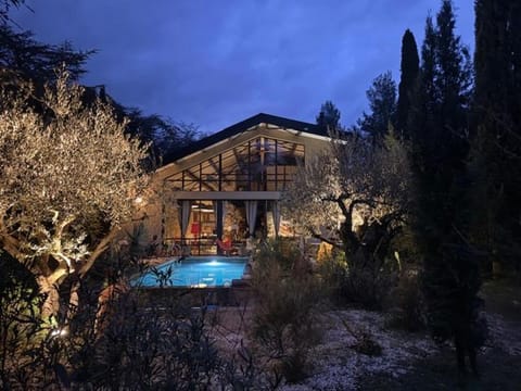 VILLA Nîmes tourmagne PISCINE Villa in Nimes