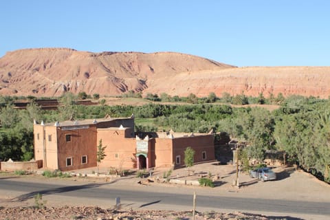 Property building, Day, Neighbourhood, Natural landscape, Mountain view, Street view