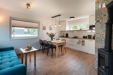 Kitchen or kitchenette, Living room, Seating area, Dining area