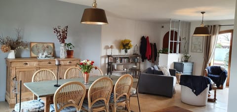 Seating area, Dining area