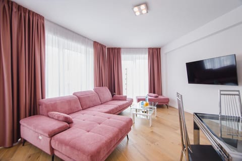Bed, TV and multimedia, Living room