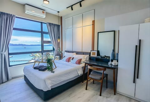 Photo of the whole room, Sea view