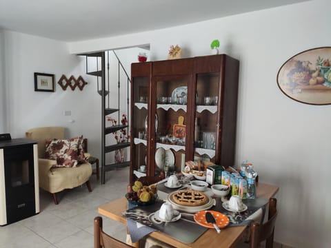 Kitchen or kitchenette, Living room, Food and drinks, Seating area, Dining area, Breakfast