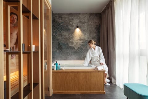 Hot Tub, Sauna