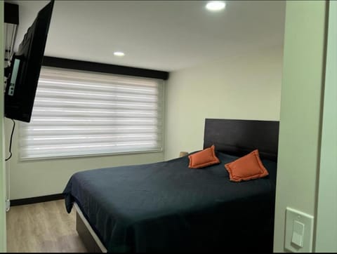 Bed, TV and multimedia, Photo of the whole room, Bedroom
