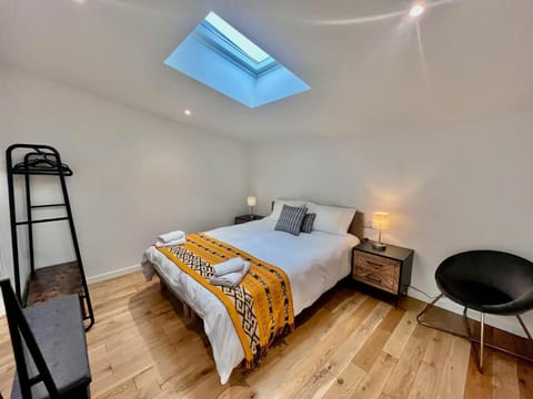 Duplex Design 6P - accès jardin et parking gratuit House in Vanves