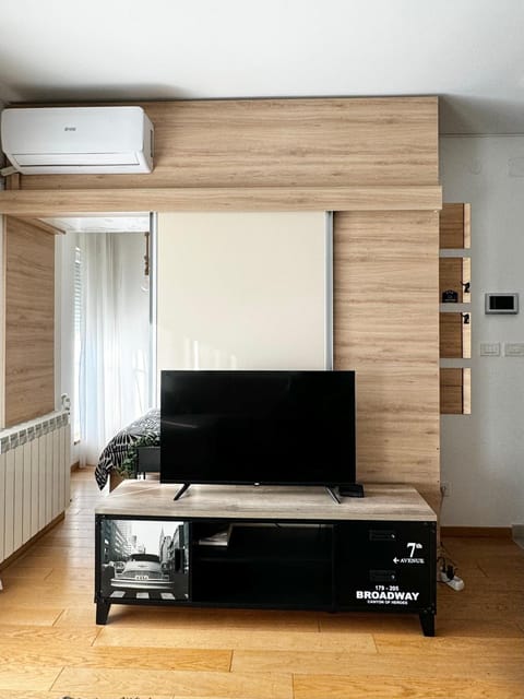 TV and multimedia, air conditioner