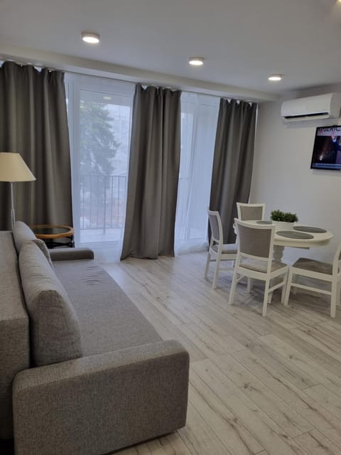 TV and multimedia, Living room, Seating area, Dining area, air conditioner