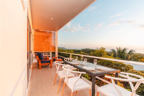 Day, View (from property/room), Balcony/Terrace, Seating area, Dining area, Sea view