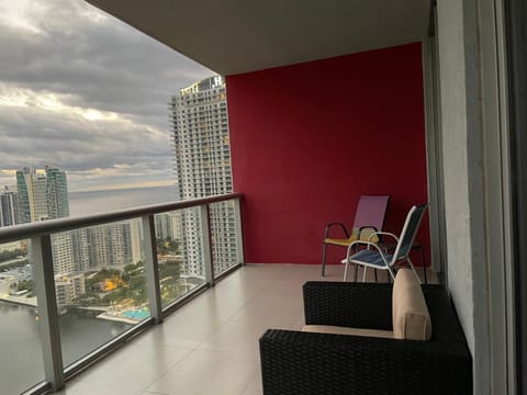 Stunning Penthouse Suite Waterfront 2BD 2BA Apartment hotel in Hallandale Beach