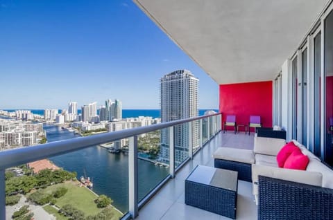 Stunning Penthouse Suite Waterfront 2BD 2BA Apartment hotel in Hallandale Beach