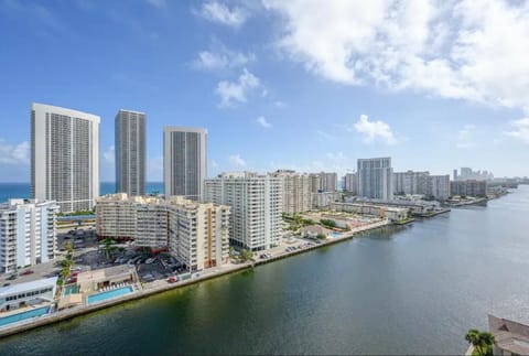 Stunning Penthouse Suite Waterfront 2BD 2BA Apartment hotel in Hallandale Beach